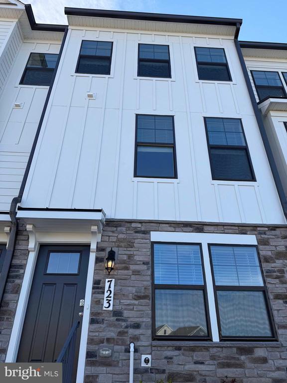 Building Photo - 723 Courier Ln