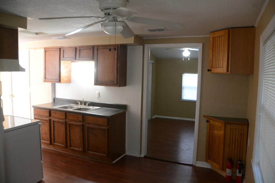 Entrance to dining area, kitchen to the left and bedroom straight ahead. - 817 Bay Street