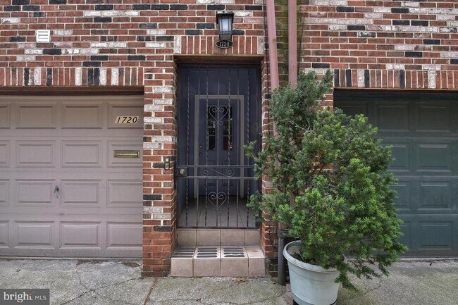 Building Photo - 1720 Bainbridge St