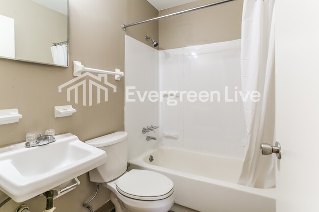 Building Photo - 868 Liverpool Pl