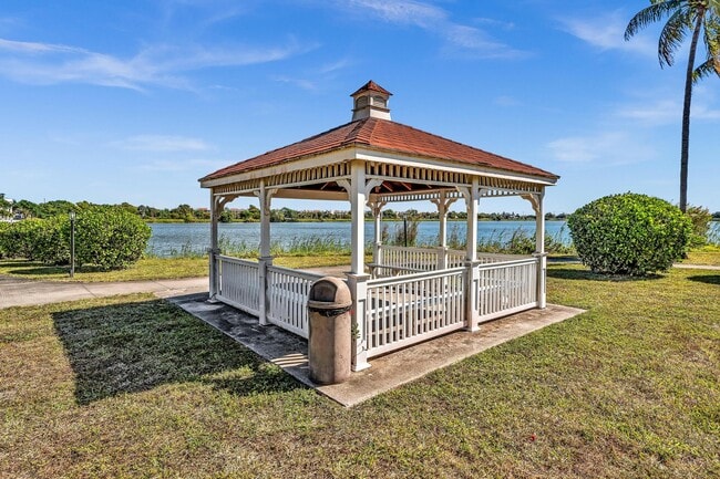 Building Photo - 2831 N Oakland Forest Dr