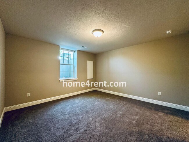 Building Photo - Main Level Primary Bedroom, Updated Kitche...