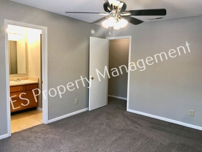 Building Photo - Beautiful 3 Bedroom 2 Bathroom Ranch Style Home in Lawrence!