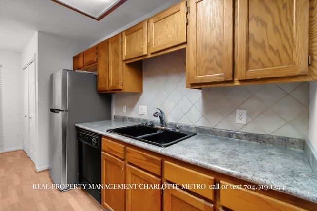 Building Photo - Charming HOME in Prime South Charlotte Location!