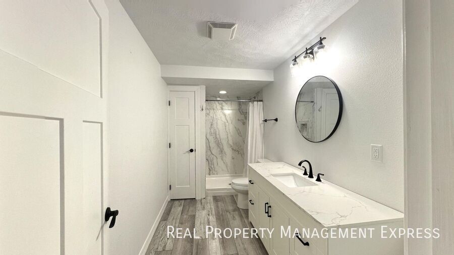 Building Photo - Spacious 5-Bedroom Home with Modern Update...