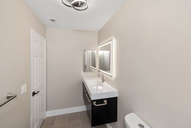Building Photo - Bright spacious 3 bedroom 2 bath home in c...