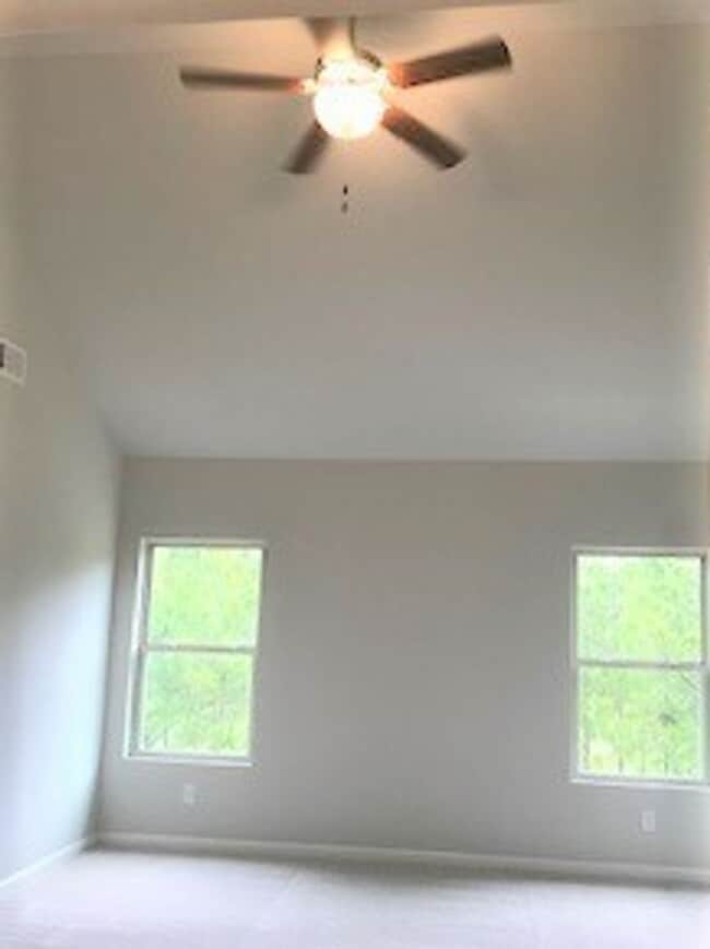 Building Photo - 3 Bedroom Townhome in Jonesboro!