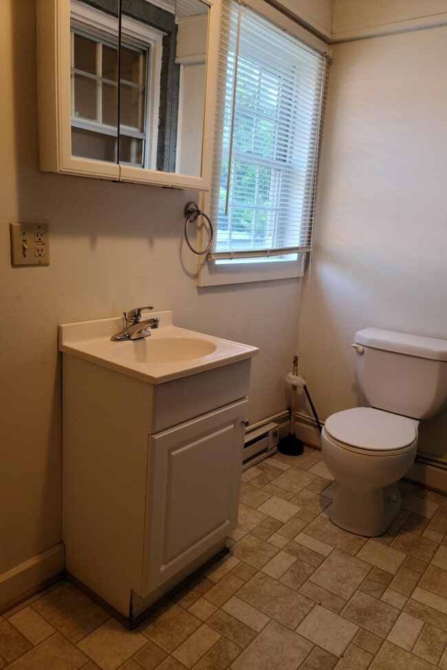 Building Photo - 605 C St