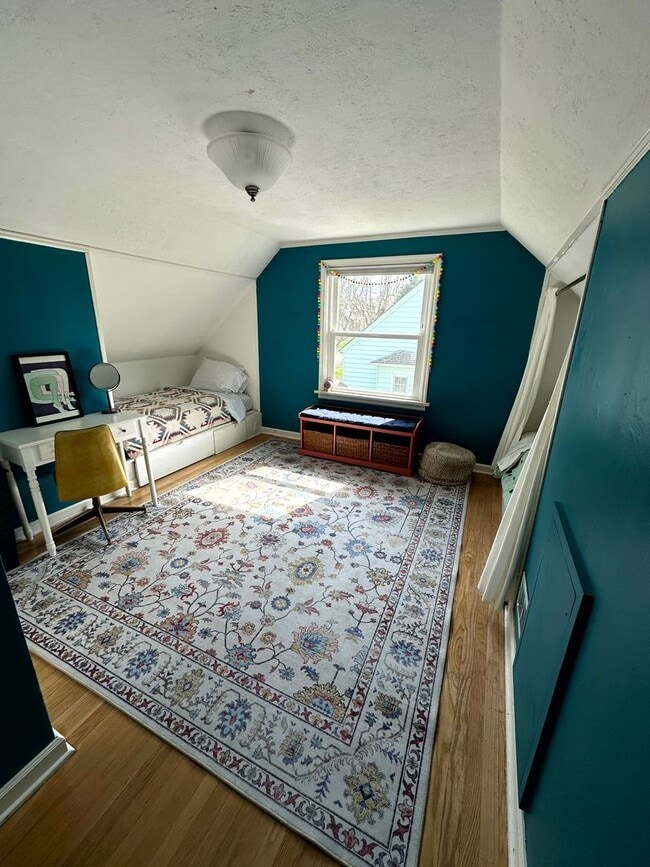 Building Photo - Charming Fully Furnished Bungalow Rental w...