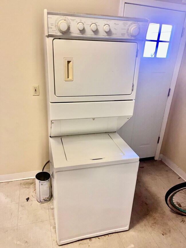 Building Photo - Super Cool Duplex Unit with One Car Garage