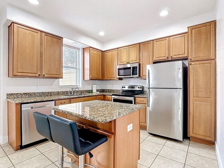 Building Photo - 2380 Bella Vista Dr