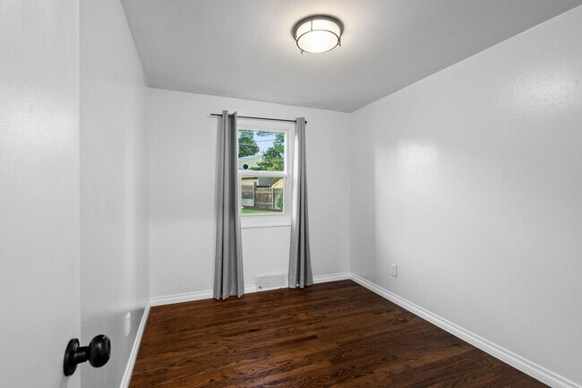 Building Photo - Spacious Five Bedroom Shadle Park Rancher
