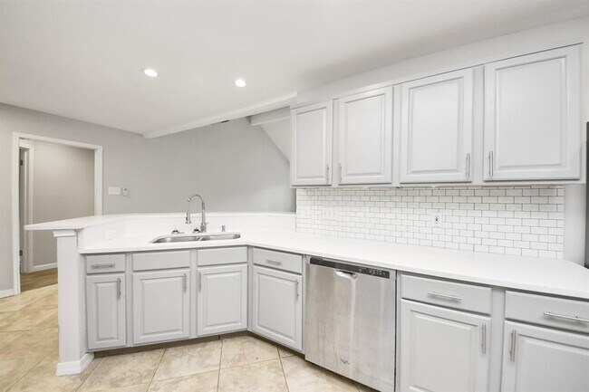 Building Photo - 2706 Plantation Dr