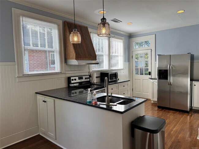 Building Photo - 2237 Winona Ave