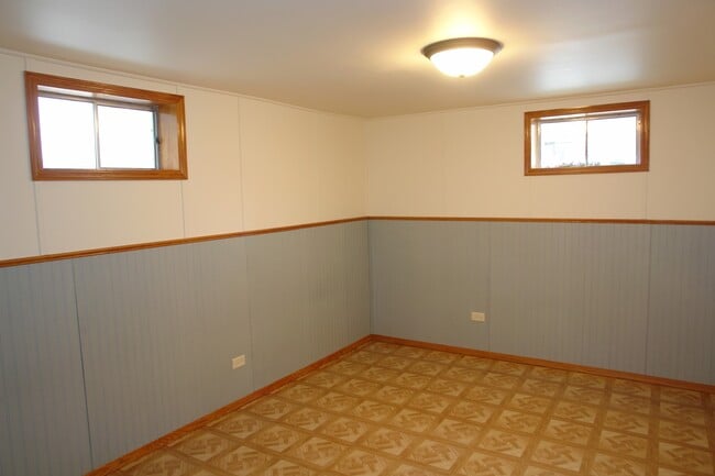 Building Photo - 1221 Meadowbrook Dr