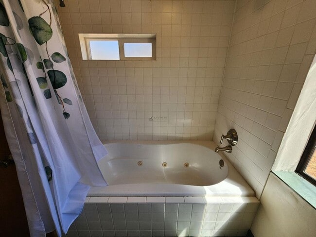Building Photo - 212 Tesuque Dr