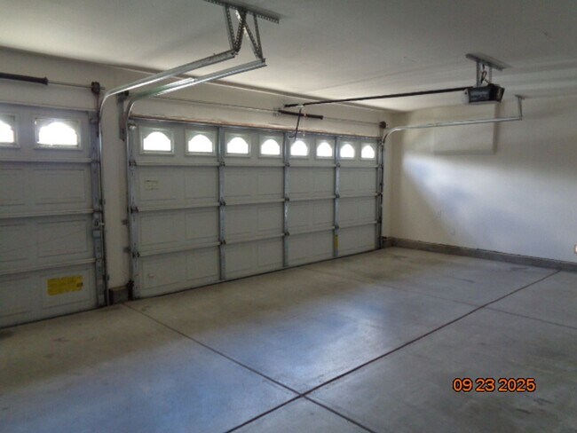 Building Photo - Beautiful One Story Offering 1559 sq. ft. ...