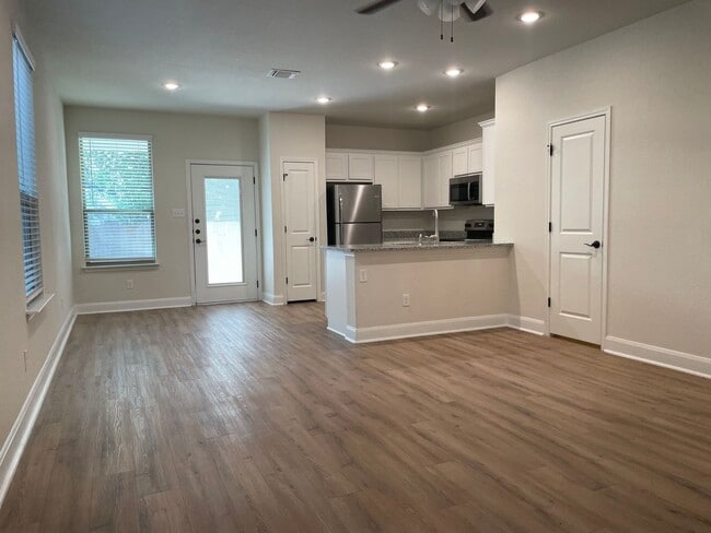 Building Photo - Gated 3-Bed Townhome Near SeaWorld & Lackland AFB — Pets Welcome!