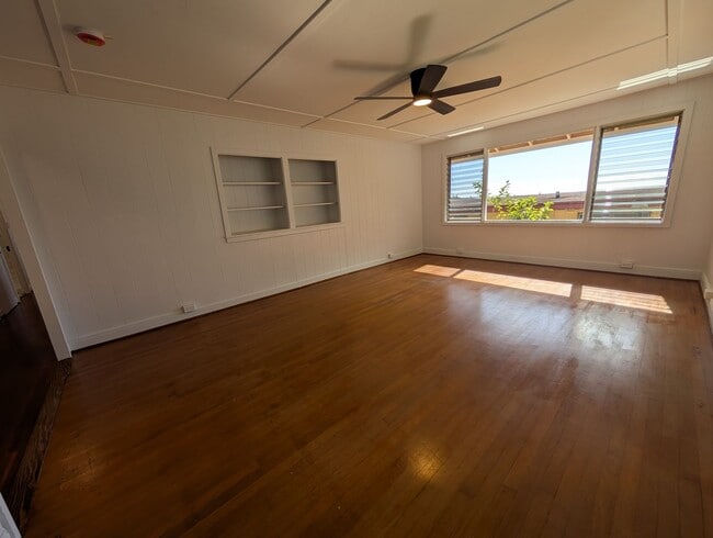 Building Photo - Ocean view upstairs 3 bed 2 bath 2 parking duplex near Likelike Hwy