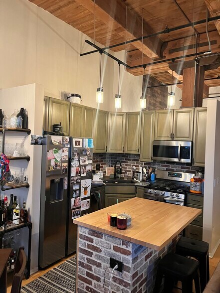 Building Photo - 1500 W Monroe St