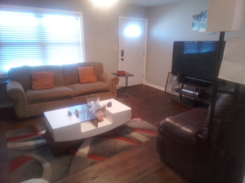 Building Photo - 10208 E 7th St