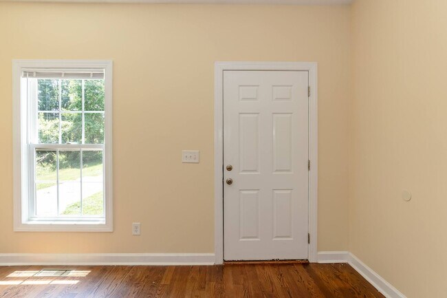 Building Photo - Nice 1 bed/1 bath duplex minutes from downtown Raleigh