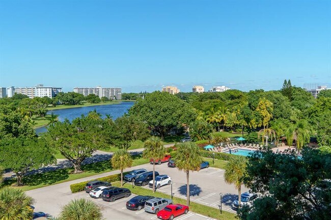Building Photo - 3050 N Palm Aire Dr