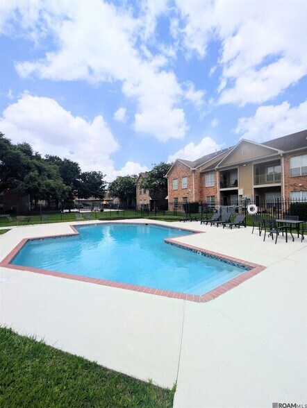 Building Photo - 141 E Boyd Dr