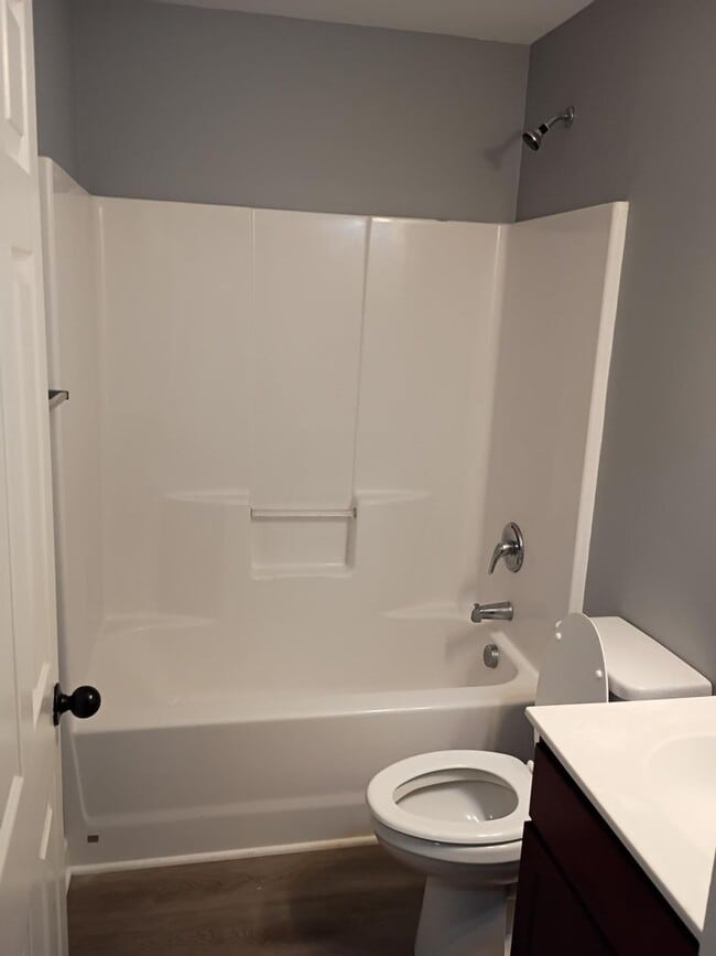 Building Photo - Beautiful Three Bedroom, Two Bathroom Sing...