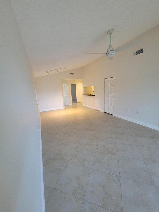 Building Photo - 4208 Glenmoor Dr
