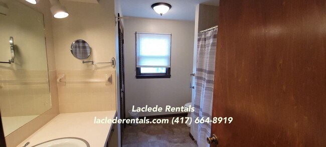 Building Photo - 3 BEDROOM 2 BATHROOM HOUSE FOR RENT