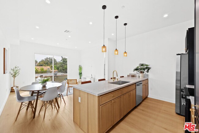 Building Photo - 2324 S Dunsmuir Ave