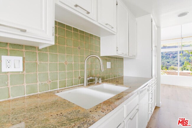 Building Photo - 17095 Palisades Cir