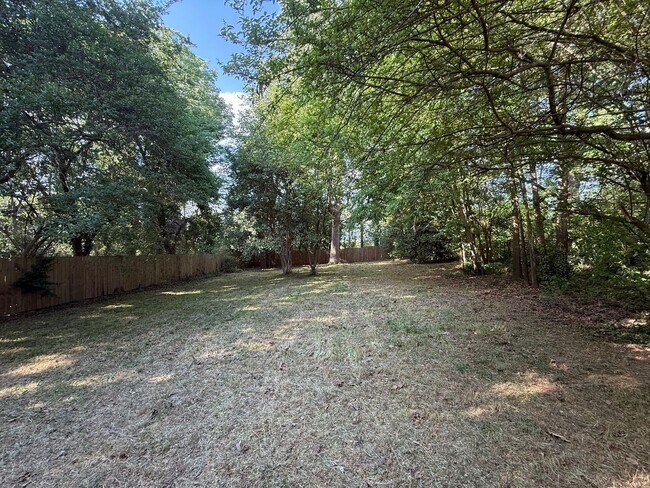 Building Photo - **OFFERING REFUNDABLE APPLICATION FEES & $150 MOVE IN PROMOTION** Newly Remodeled 3BD, 2BA Raleig...
