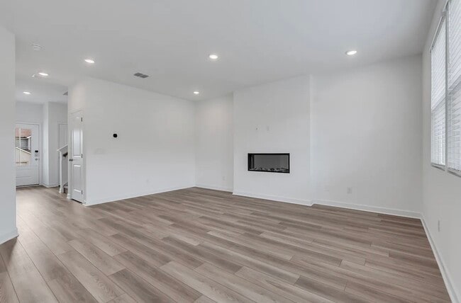 Building Photo - 168 E Millbrook Dr