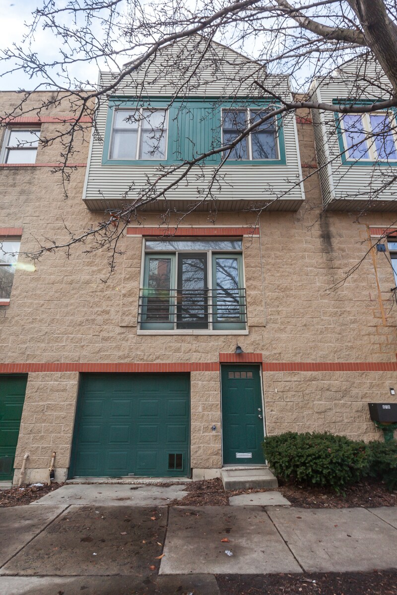 Building Photo - 616 N Paulina St