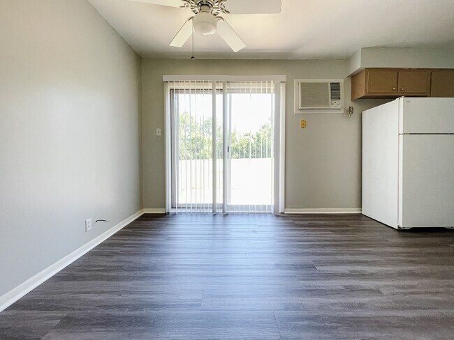 Building Photo - 8200 & 8202 W Butternut Rd