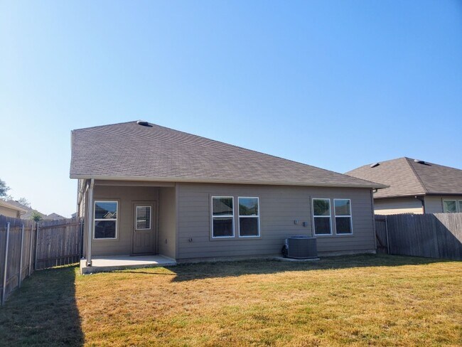 Building Photo - 4 BR / 3 BA - 2175 SF in Seguin - Arroyo Ranch!!!