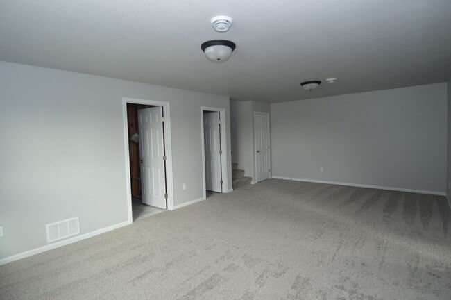 Building Photo - Beautiful 4 bed 2 bath Townhome for rent!