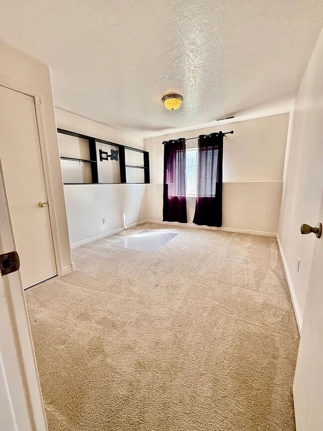 Building Photo - 1639 Roy St