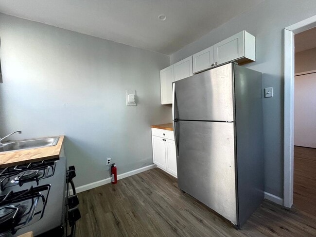 Building Photo - Bright Strawberry Mansion Apartment Close ...