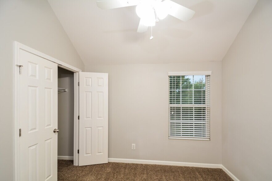 Building Photo - 923 Red Oak Tree Dr