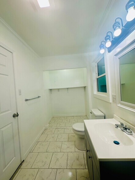 Building Photo - 2098 Pinecroft Cir