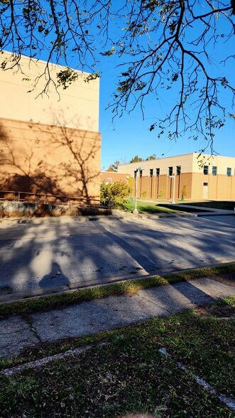 Building Photo - 6748 Crest Ave