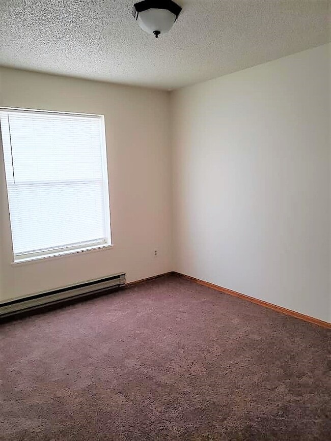 Building Photo - 1370 N Riverbend Dr
