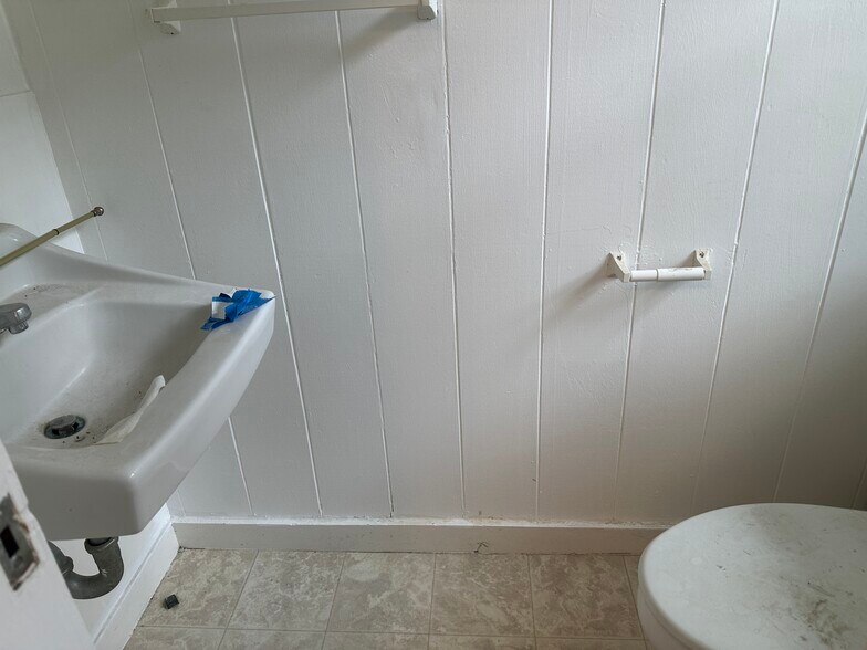 1/2 bath in the Master Bedroom - 1670 Pensacola St