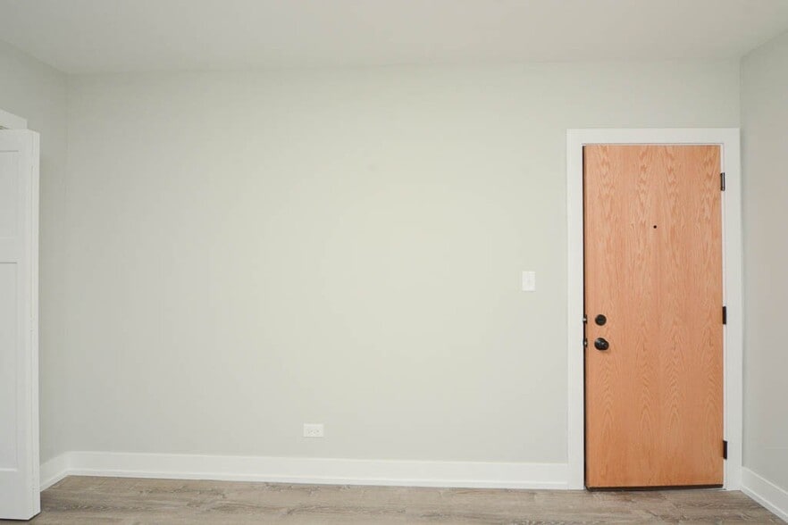 Building Photo - 533 W Belden Ave