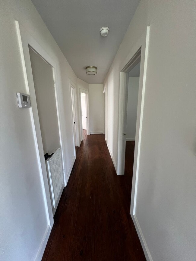 Building Photo - Standalone home with yard close to Square!