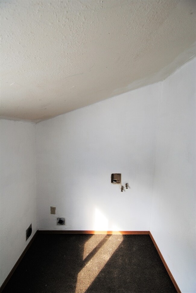 Building Photo - Rare 1 Bedroom House for Rent!