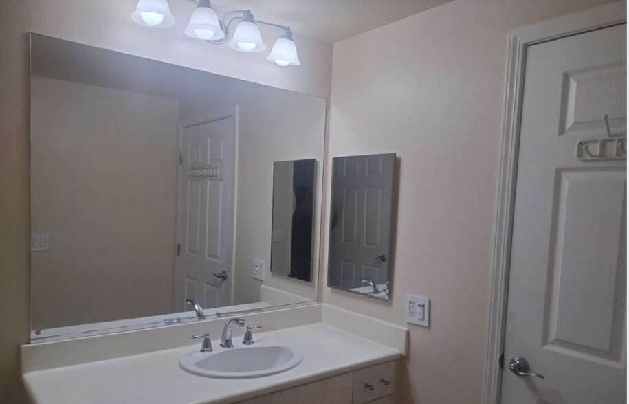 Building Photo - 1101 S Main St